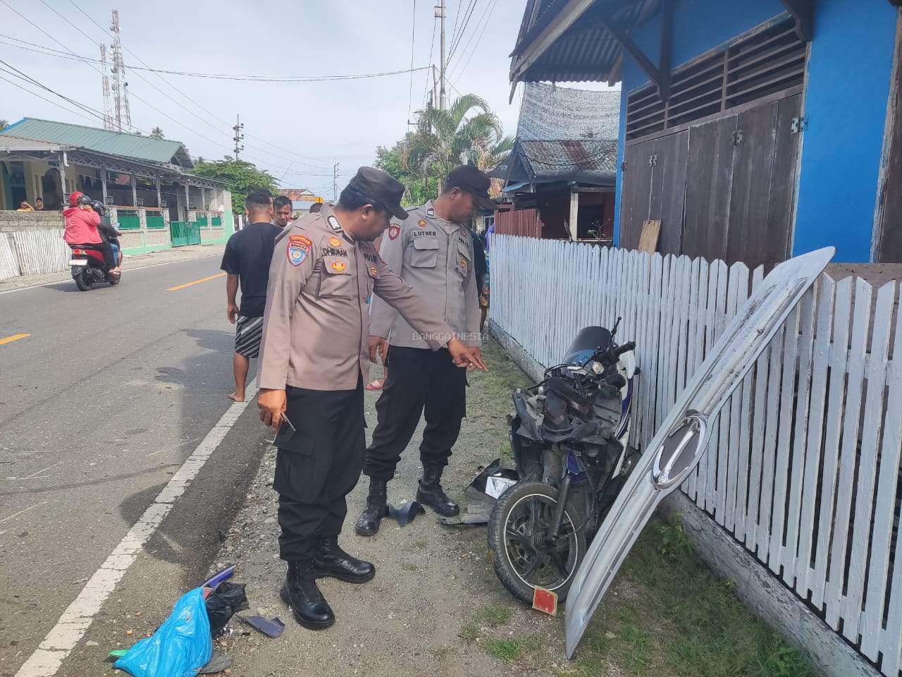 Menikung Terlalu Lebar, X-Trail Hantam Truk Kontainer di Tikungan Mendonun