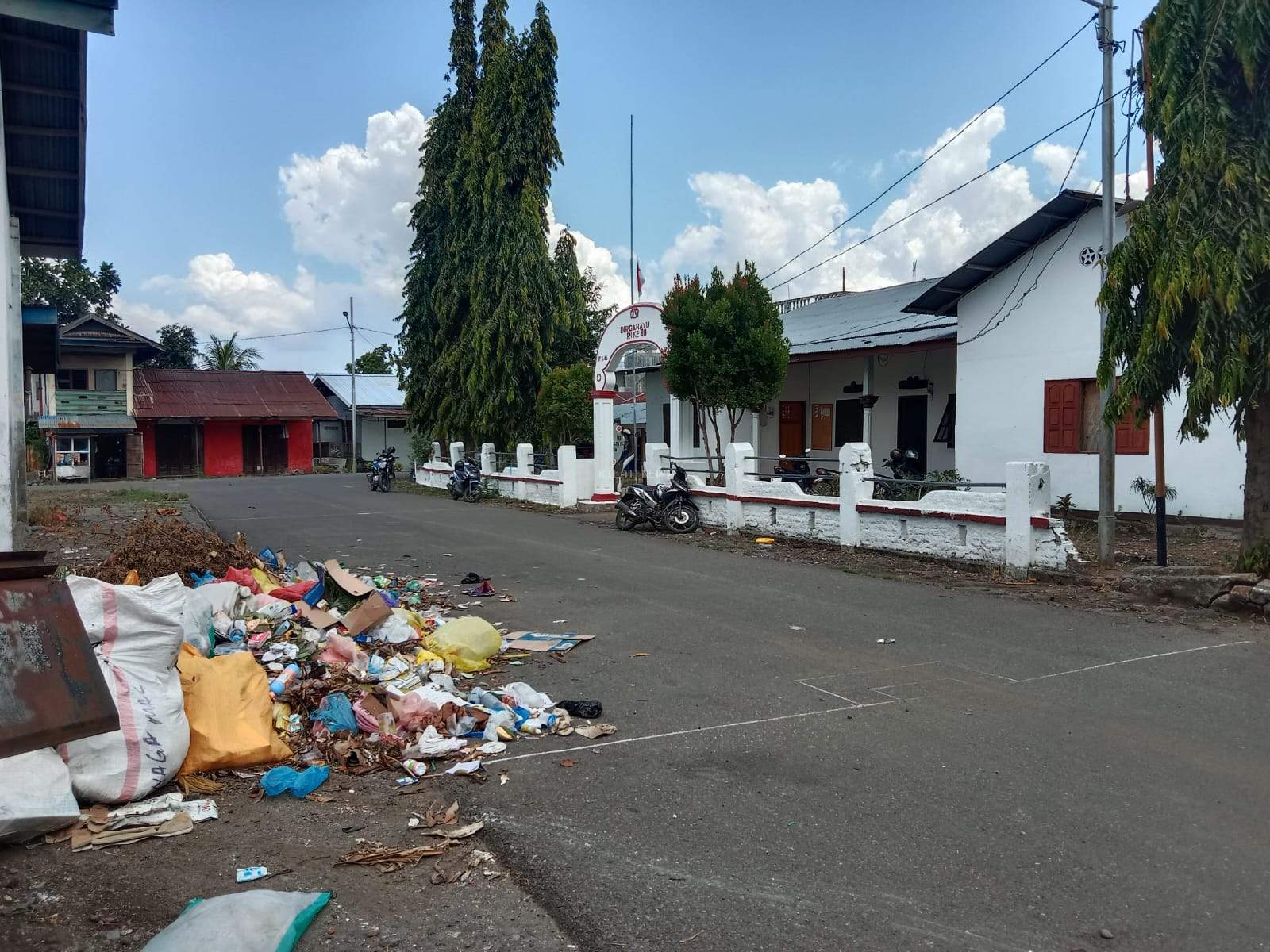 Tenaga Kebersihan Diangkat Menjadi P3K, Sampah  Berserakan Sampai Ke Badan Jalan