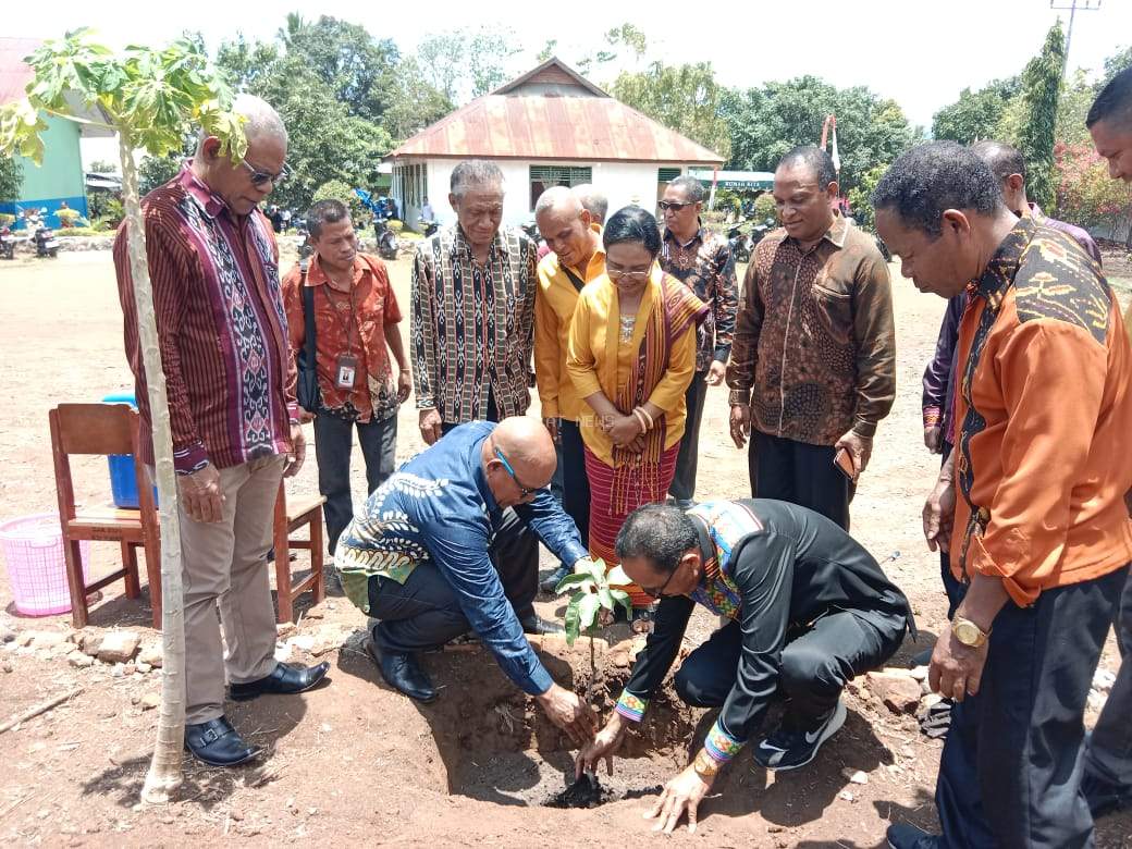 Veronika Ose “ Membangkitkan Kembali “   Mantan Gubernur NTT Ben Mboi