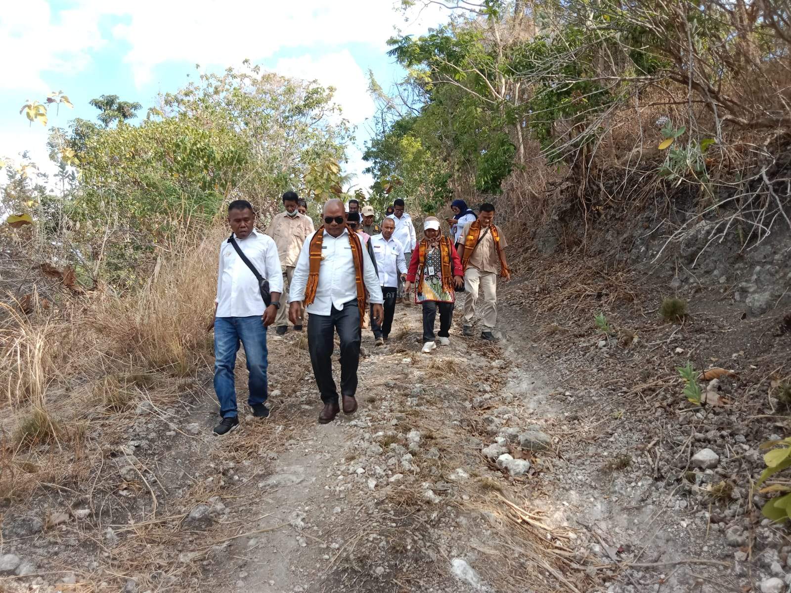 Bupati Kanis Tuaq dan Tim  Asistensi Kemensos RI Jalan Kaki Sepanjang 3 KM